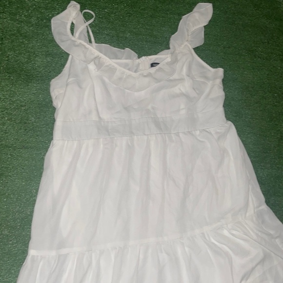 Boohoo Plus Size White Tiered MIDI/Maxi Dress - Picture 3 of 6